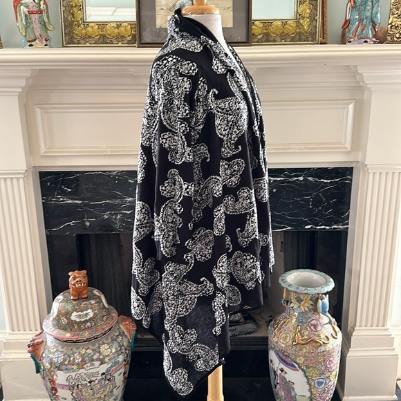 NWT “New York & Company” blk & white asymmetrical hem sweater - Picture 3 of 5